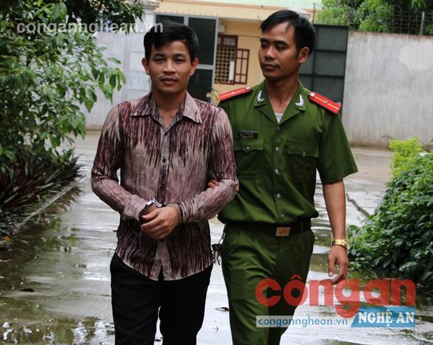 Công an huyện Diễn Châu dẫn giải đối tượng phạm tội về trụ sở để đấu tranh mở rộng