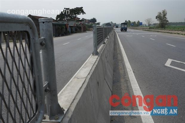 Rào chắn chống lóa trên QL1A đã bị người dân tự ý tháo dỡ