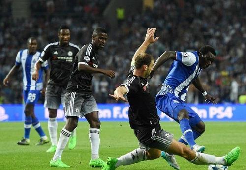  Chelsea (đen) bất lực trước đội chủ nhà