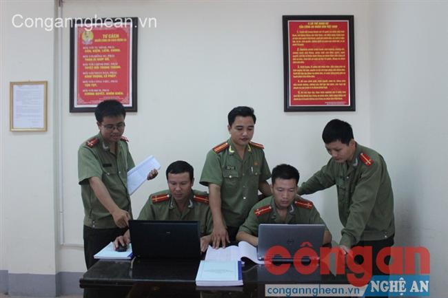 Tổ tin học thuộc Đội Viễn thông - Tin học, Phòng Tham mưu Công an tỉnh nghiên cứu ứng dụng CNTT vào công tác cải cách hành chính trong                    Công an Nghệ An