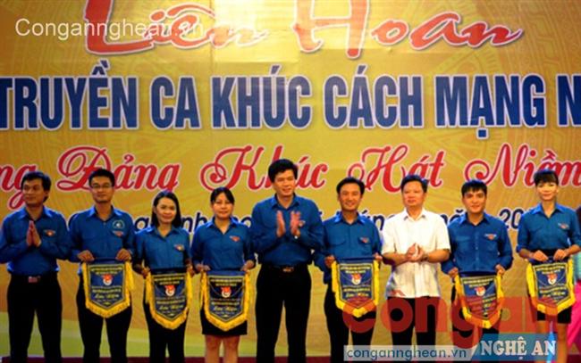Đại diện cụm thi đua Bắc Trung Bộ trao giải cho các đội đạt giải.