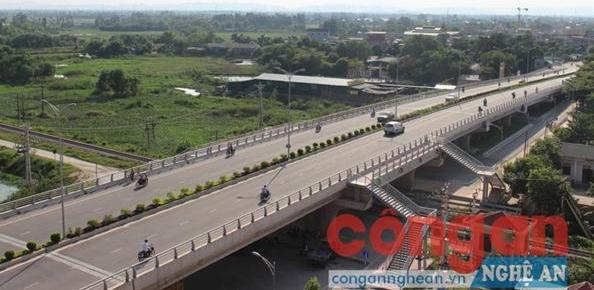Cầu vượt đường sắt Bắc - Nam trên QL46 được xây dựng nhờ nguồn vốn đầu tư của các doanh nghiệp.