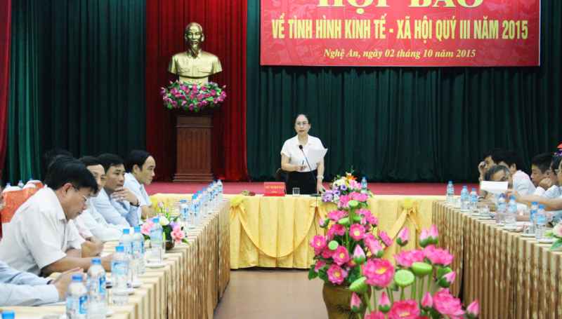 Bà Đinh Thị Lệ Thanh, Ủy viên BTV Tỉnh ủy, Phó Chủ tịch UBND tỉnh trao đổi tại cuộc họp báo