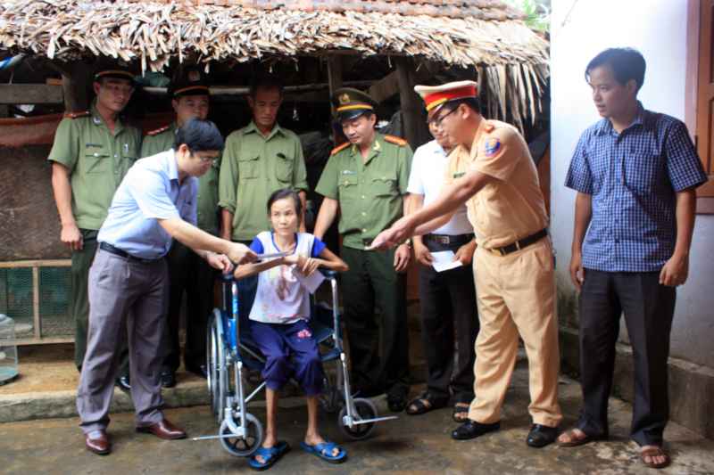 Đại diện Đoàn UBND huyện trao quà cho gia đình