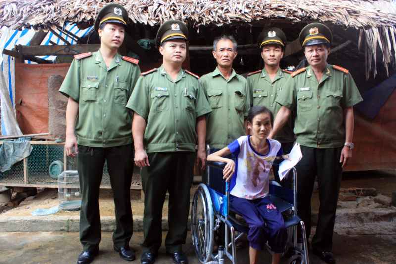 Lãnh đạo Phòng Bảo vệ Chính trị  trao xe lăn và quà cho gia đình đồng chí Hóa