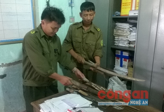 Công an xã Võ Liệt kiểm tra hung khí được thu hồi trong các vụ việc vi phạm.