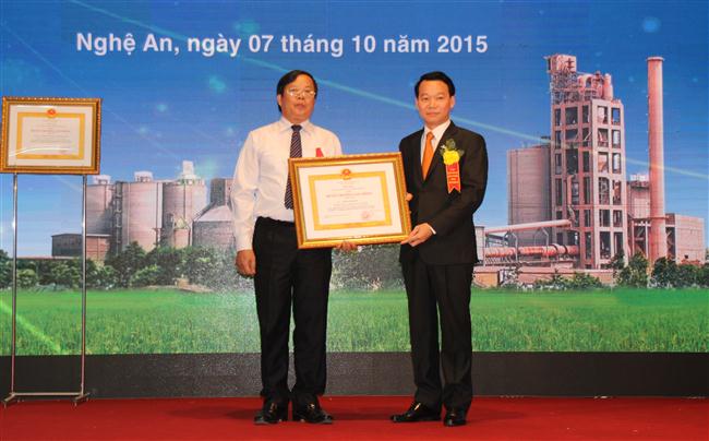 Thừa quỷ quyền của Chủ tịch nước Thứ trưởng Bộ Xây dựng Đỗ Đức Duy trao tặng Huân chương Lao động Hạng Nhì cho cá nhân Tổng giám đốc Công ty