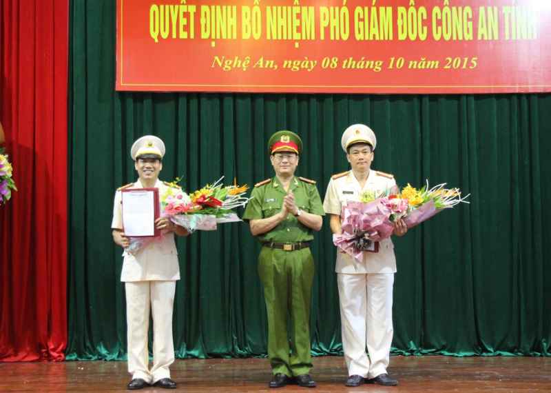 Thừa ủy quyền của Bộ trưởng Bộ Công an, Đại tá Nguyễn Hữu Cầu, Ủy viên BTV Tỉnh ủy, Bí thư Đảng ủy, Giám đốc Công an tỉnh trao quyết định cho 2 đồng chí Đại tá Lê Khắc Thuyết (trái) và Đại tá Trần Mạnh Hùng (phải)