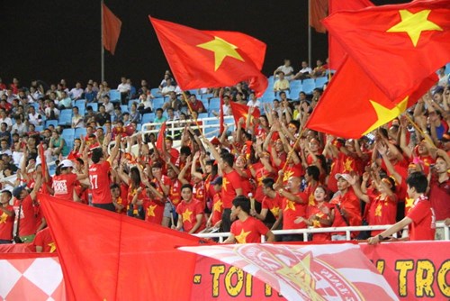 Không khí sôi động trên các khán đài SVĐ Mỹ Đình.