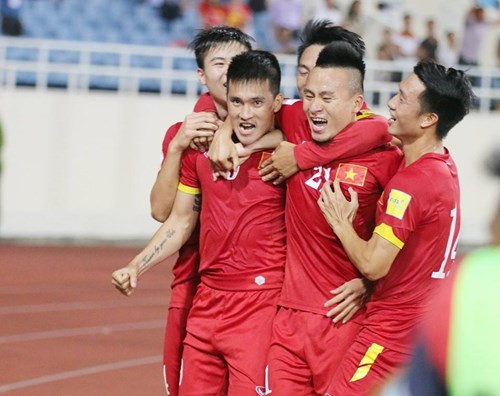 Công Vinh mở tỷ số sau đường chuyền của Trọng Hoàng.