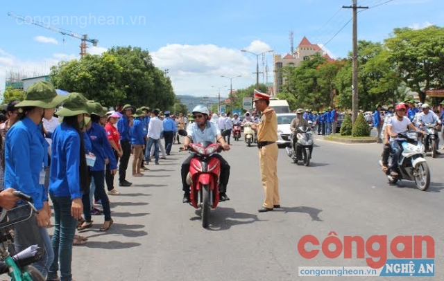  Lực lượng CSGT phối hợp với sinh viên đảm bảo an toàn giao thông tại cổng trường Đại học Vinh