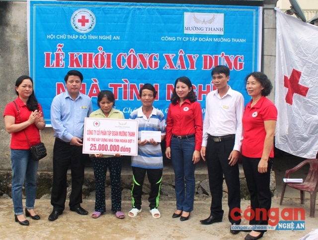 Trao tiền hỗ trợ xây dựng nhà tình nghĩa cho gia đình khó khăn