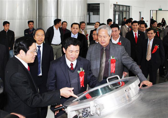 Nhiệm kỳ 2010 - 2015 của Đảng bộ và nhân dân tỉnh Nghệ An đã để lại dấu ấn nổi bật trên nhiều lĩnh vực (Trong ảnh: Các đồng chí lãnh đạo Trung ương và tỉnh Nghệ An tham quan một cơ sở sản xuất trên địa bàn tỉnh) - Ảnh: Mai Hậu 