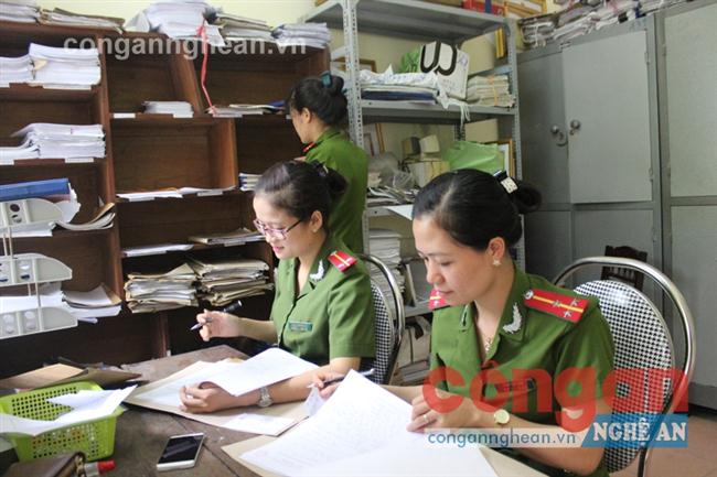 Cán bộ Công an TP Vinh kiểm tra, quản lý hồ sơ đối tượng, bị can                        trong nhà tạm giữ của đơn vị