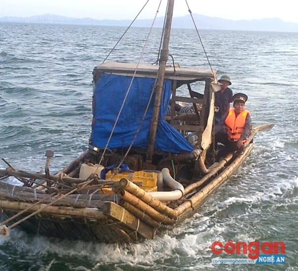 Bè khai thác ngao có gắn lưỡi bừa khai thác trái tuyến bị lực lượng chức năng bắt giữ