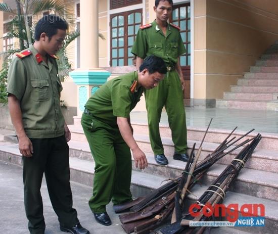 Công an huyện Kỳ Sơn kiểm tra VK, VLN, CCHT sau thu hồi