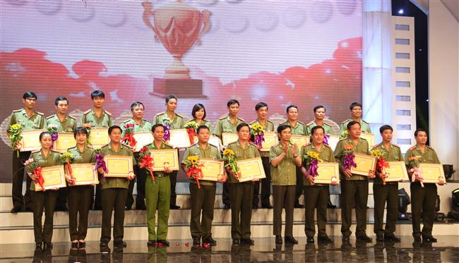 Trao Huy chương Vàng ở thể loại tác phẩm báo chí               tại lễ bế mạc Liên hoan Truyền hình CAND lần thứ X