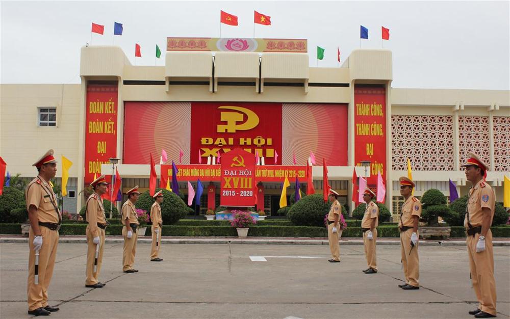 Phía ngoài hội trường lực lượng bảo vệ thực hiện nghiêm túc, góp phần thành công của Đại hội