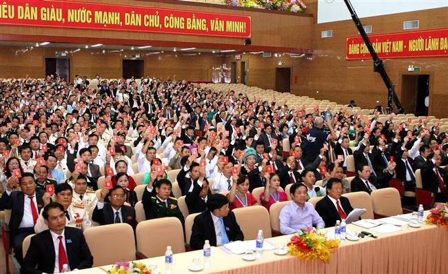 Các đại biểu biểu quyết thông qua Nghị quyết Đại hội