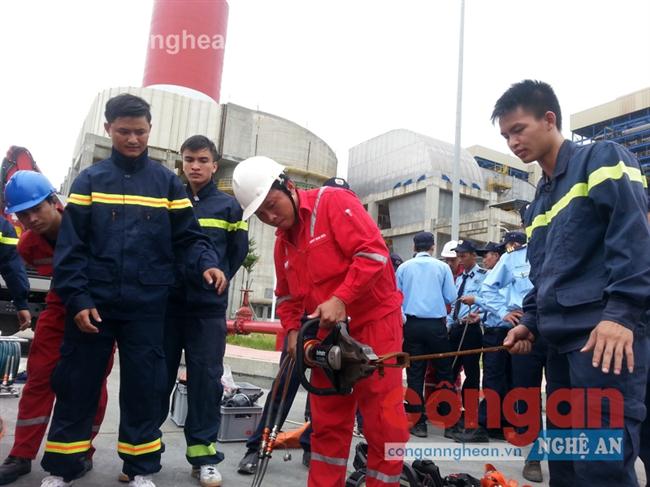 Lực lượng CN, CH thực hành sử dụng các phương tiện, thiết bị trên xe CN, CH