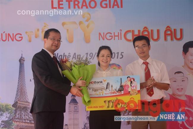 Trao thưởng cho chị Lê Thị Hồng Tuyết
