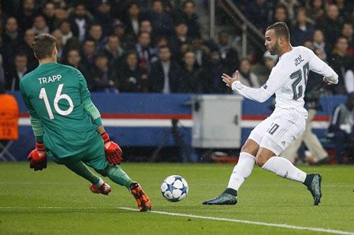 Jese bị Kevin Trapp ngăn cản trong pha đối mặt
