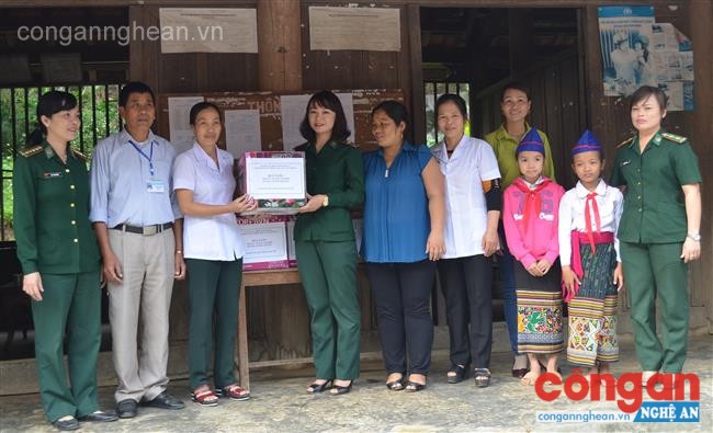 Tặng sách vở cho các cháu học sinh nghèo học giỏi