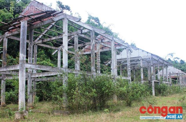 Dãy nhà ở bản Kẻ Tắt xây dựng dang dở, bị bỏ hoang và ngày càng xuống cấp