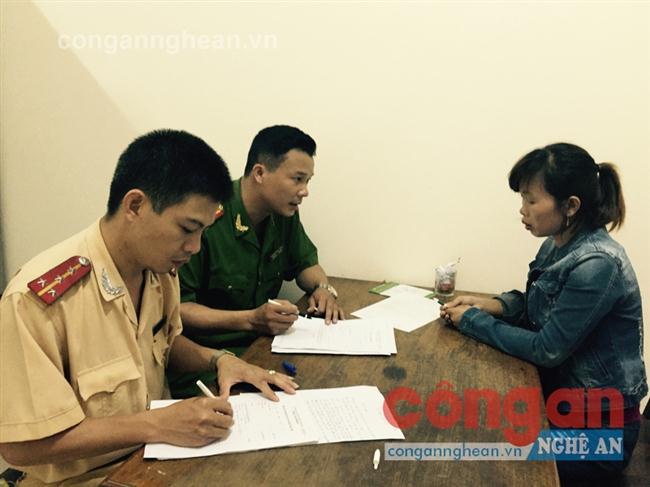 Lực lượng Công an lấy lời khai đối tượng trong một vụ mua bán người