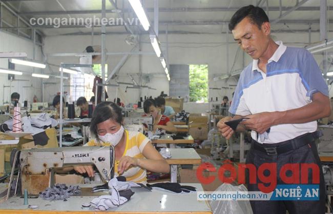 Anh Dũng kiểm tra sản phẩm và hướng dẫn công nhân 