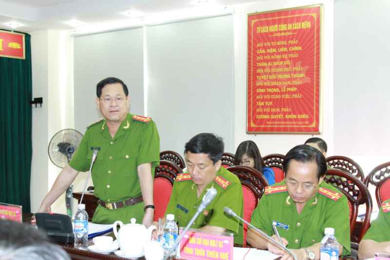 Đồng chí Đại tá Nguyễn Hữu Cầu - Ủy viên BTV Tỉnh ủy, Bí thư Đảng ủy, Giám đốc Công an tỉnh phát biểu tại buổi làm việc