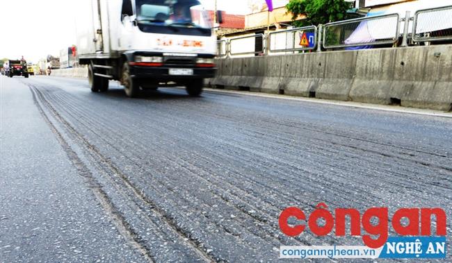 Nhiều vệt răn xuất hiện trên Quốc lộ 1A gây nguy hiểm cho người tham gia giao thông