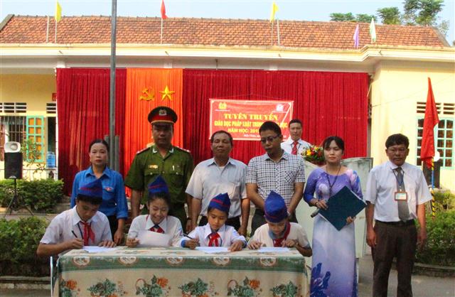 Ký cam kết không vi phạm pháp luật năm học 2015 – 2016