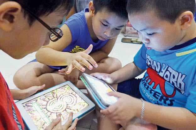Trẻ em rất dễ bị hấp dẫn với trò chơi điện tử                                 trong điện thoại di động (Ảnh minh họa)