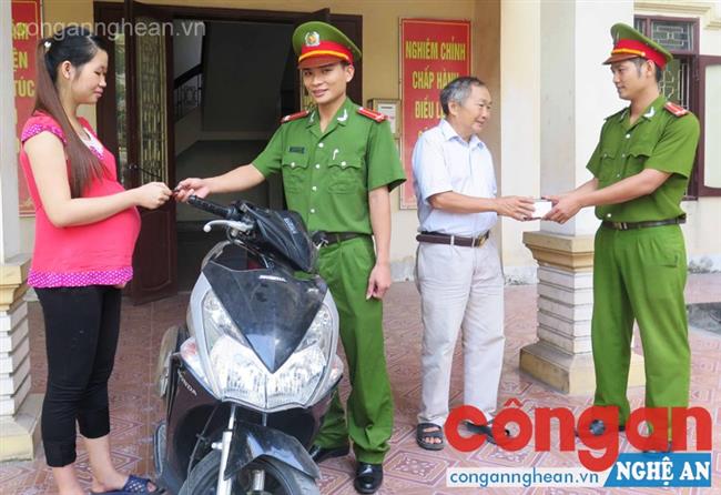 Công an phường Bến Thủy trao trả tài sản cho các bị hại