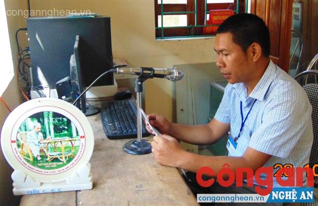 Anh Hồ Văn Minh, cán bộ văn hóa xã Tam Quang, huyện Tương Dương đảm nhiệm công tác tuyên truyền pháp luật qua hệ thống truyền thanh