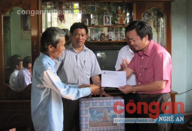 Đồng chí Bí thư Tỉnh uỷ cùng các doanh nghiệp                                                   trao quà cho người có công - Ảnh: P.V