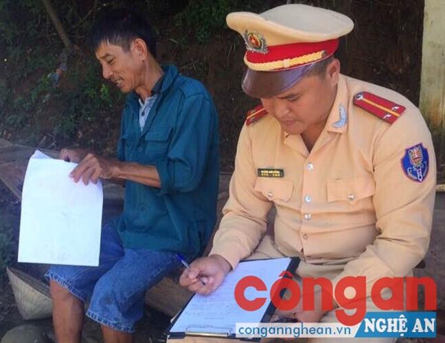 Đội phòng, chống tội phạm Phòng Cảnh sát đường thuỷ kiểm tra việc chấp hành Luật Giao thông đường thủy nội địa của chủ phương tiện