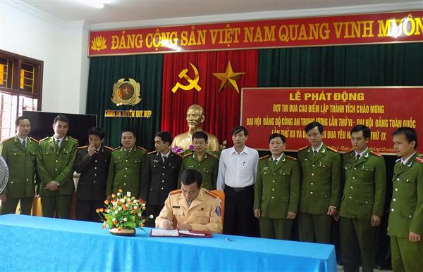Các tổ đội ký kết giao ước thi đua tại lễ phát động