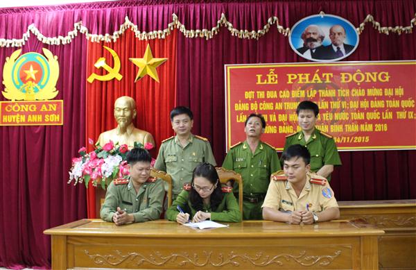 Các tổ, đội công tác ký cam kết thi đua.
