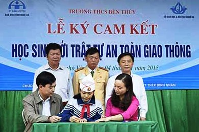 Đại biểu tham dự buổi lễ chứng kiến đại diện học sinh, phụ huynh và giáo viên ký cam kết