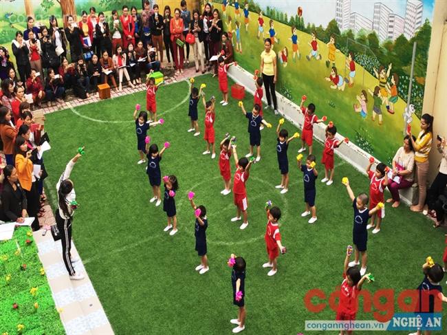 Cô và trò Trường Mầm non Hoa Sen hào hứng tham gia tiết học phát triển vận động