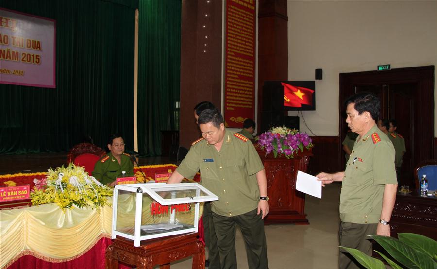  Đại biểu bỏ phiếu bình xét danh hiệu thi đua năm 2015