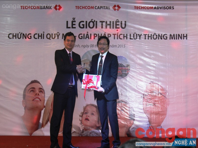 Ông Lê Hoàng Hải trao quyết định bổ nhiệm chuyên gia tư vấn cho ông Trần Đình Thân, trưởng đại diện nhóm chuyên gia tư vấn quỹ tại Nghệ An.