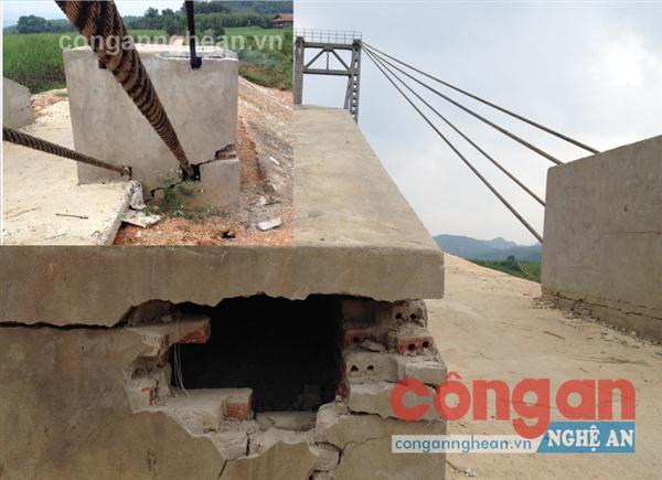 Nhiều hạng mục của cầu treo Kẻ Nính                                        đang bị hư hỏng nghiêm trọng