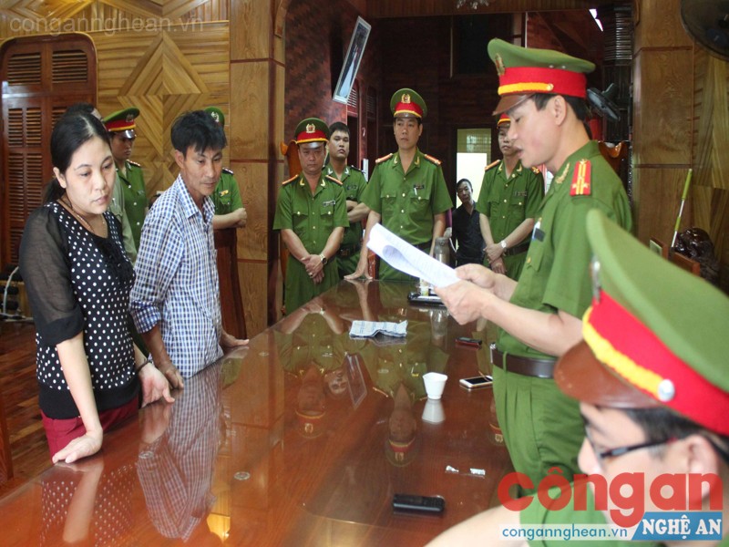  Công an các tỉnh trong Cụm thi đua số 5 tập trung đấu tranh triệt xoá nhiều loại tội phạm nguy hiểm (Trong ảnh: Lực lượng Cảnh sát Kinh tế, Công an Nghệ An lật tẩy hành vi trốn thuế với số tiền hàng tỉ đồng của Công ty TNHH Tám Oanh)