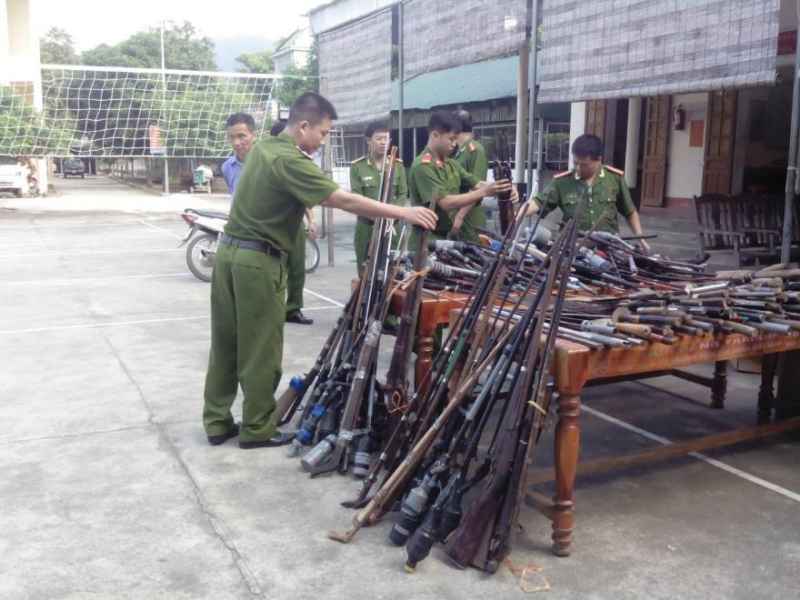 Nhiều loại súng săn và súng tự chế do nhân dân tự giác giao nộp