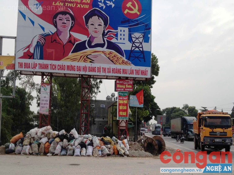 Điểm tập kết rác thải “án ngữ” ngay dưới panô tuyên truyền