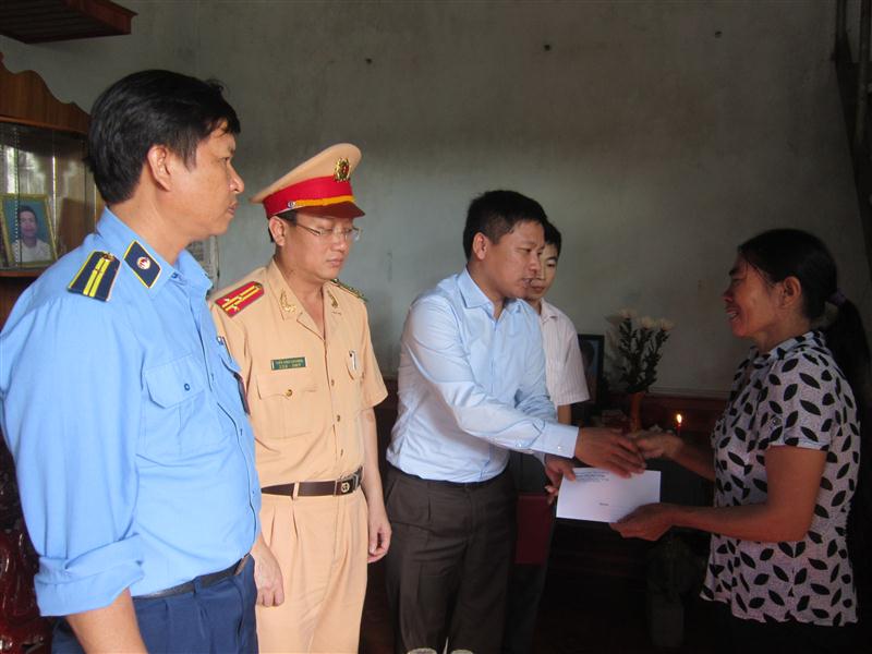 Thay mặt Ban an toàn giao thông tỉnh đoàn công tác trao quà cho gia đình chị Minh