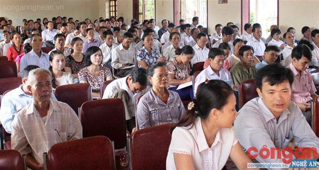 Người dân tham gia buổi tuyên truyền về Hiến pháp do Sở Tư pháp tổ chức